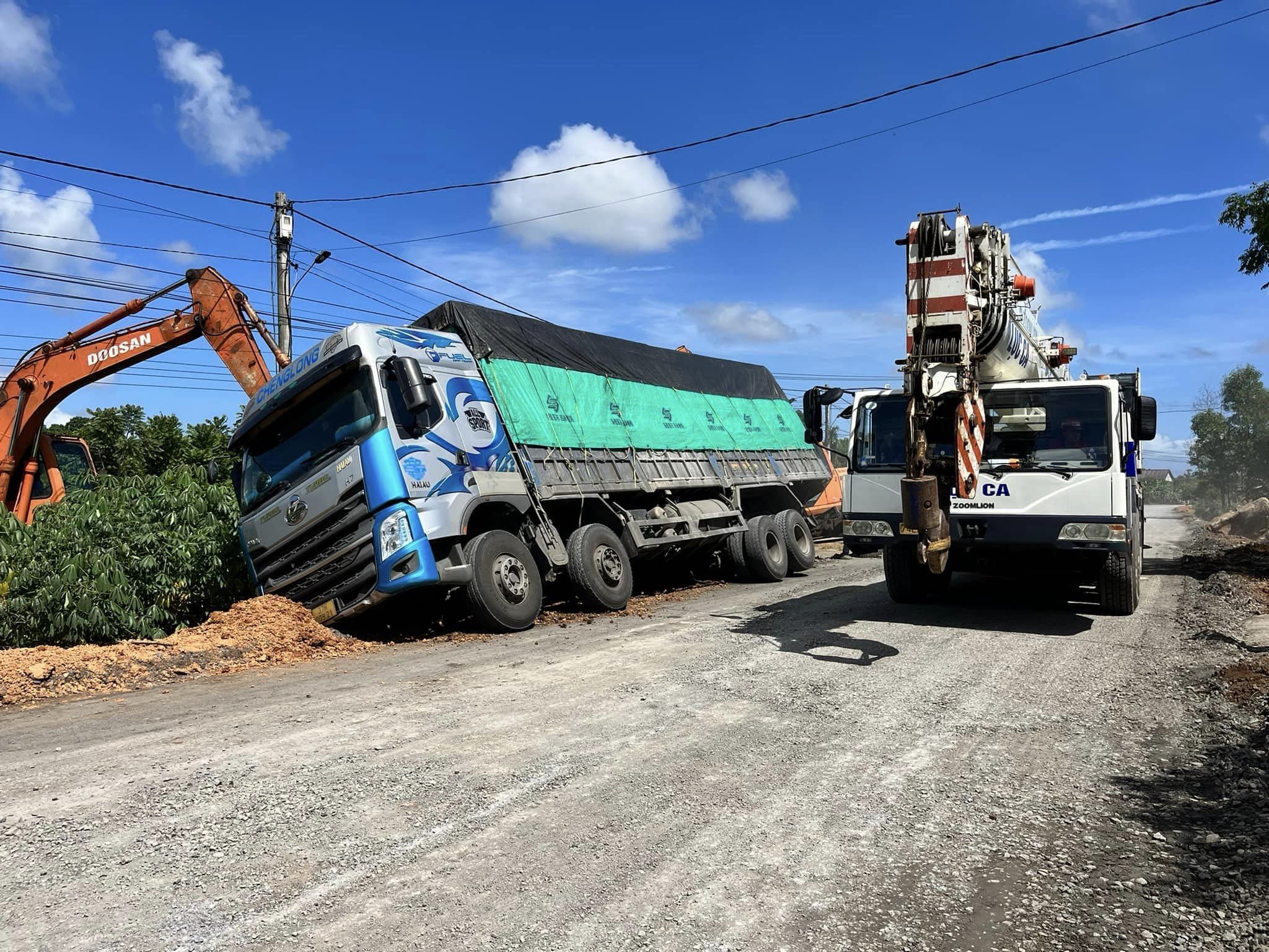 Cau Xe Tai Bi Lat Quang Tri